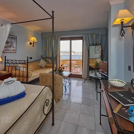 Petit Cala Fornells Hotell 5*