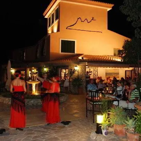 Petit Cala Fornells Szálloda 5*