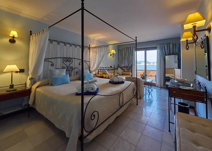 Petit Cala Fornells Hotel